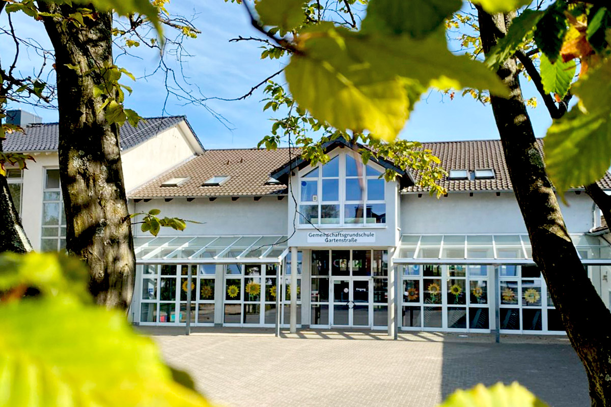 Im Eingangsbereich des Hauptgebäudes, dem Gebäudeteil A, findet man einen Mehrzweck- sowie einen Musikraum. Durch ein Modulsystem können beide Räume geöffnet und mit dem Eingangsbereich verbunden werden, sodass ein großer Raum entsteht, der gerne für Veranstaltungen aller Art genutzt wird. Zudem findet sich in diesem Gebäudeteil das Hausmeisterbüro. Über eine Treppe gelangt man zum Sekretariat, dem Lehrerzimmer sowie einem Sanitätsraum.