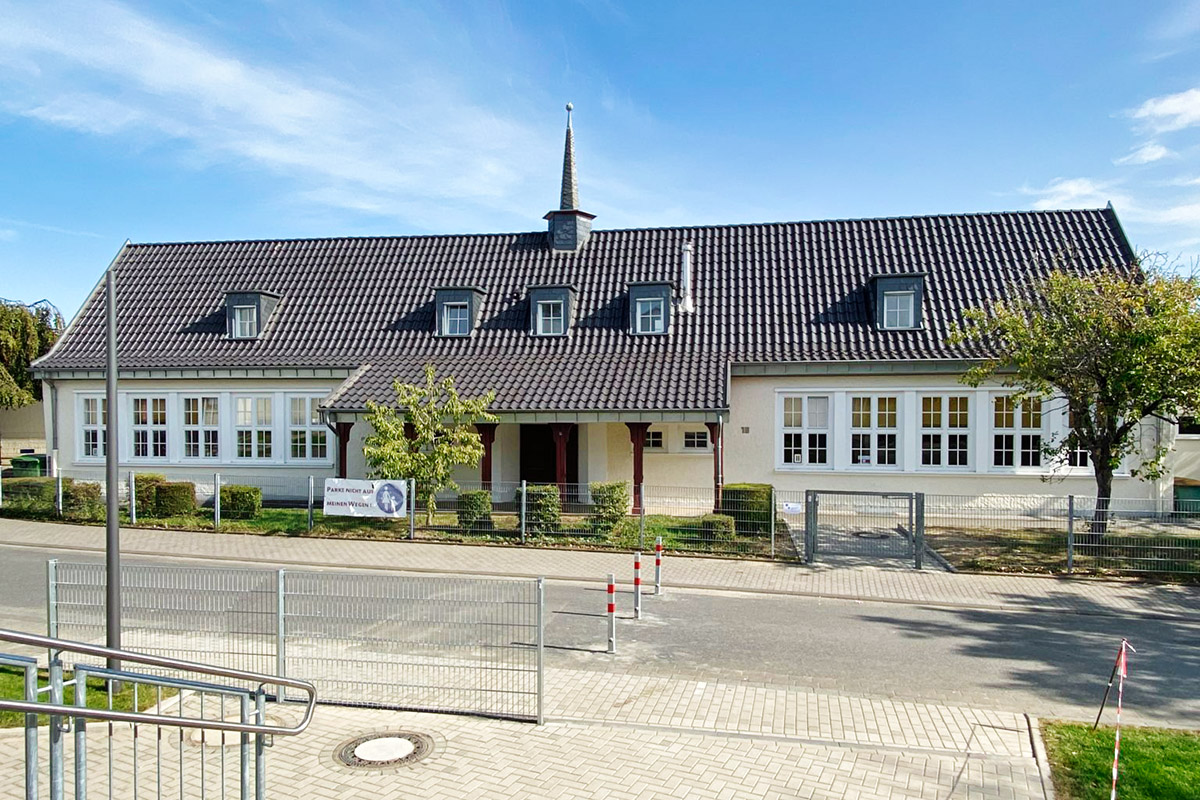 Über den kleinen Schulhof erreicht man den Gebäudeteil B, der auch liebevoll „Türmchenbau“ genannt wird.